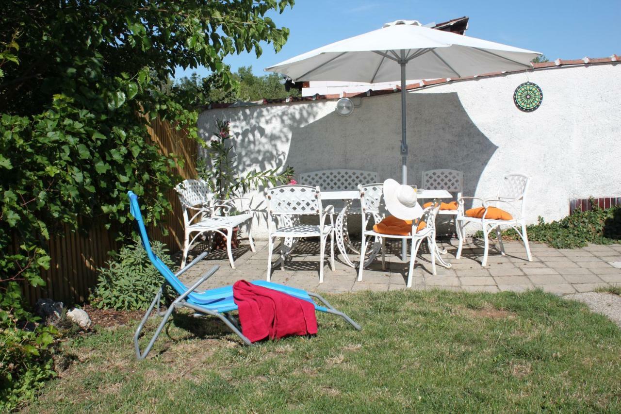 Vestonicka Jizdarna Apartment Dolni Vestonice Exterior photo