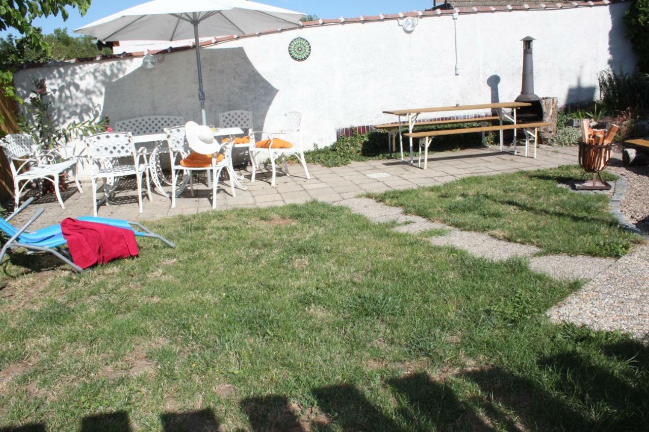 Vestonicka Jizdarna Apartment Dolni Vestonice Exterior photo